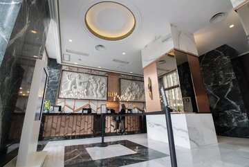 Авангардный дизайн отеля Calle Mayor с плиткой под бетон и текстурой дерева