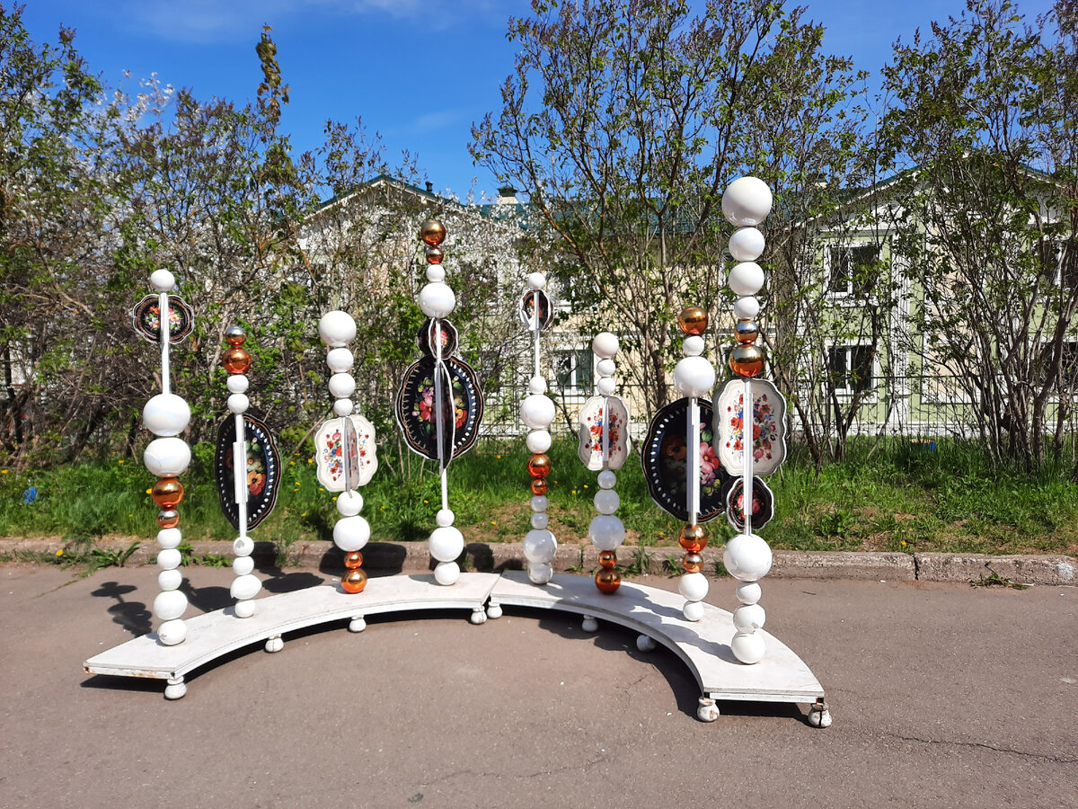 Это стоит перед музеем.