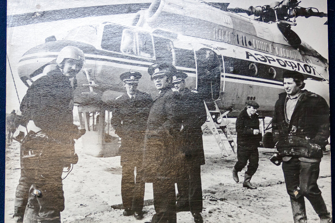 Экипаж вертолета Ми-10К.