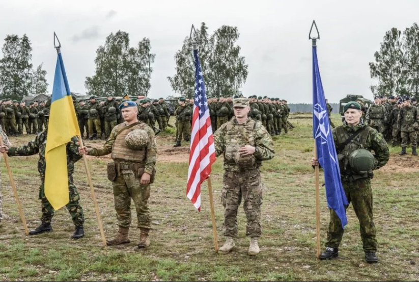 По лицу украинского бойца видно, он понимает все что говорят.