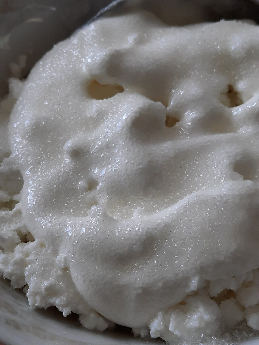 Творог со сметаной и чайной ложкой сахара