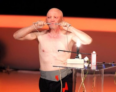 Иногда просто не верится, на что способен человеческий разум и организм в целом. Порой люди совершают не то что невозможное, а то, что просто не укладывается ни у одного нормального человека в голове. Одним из таких невероятных феноменов есть Славиша Пайкич, хотя в своих кругах его больше знают как Биба-электричество, и не зря ведь только он из всех людей на планете способен через себя пропустить разряд в 20000 Вольт! Нет, конечно, такое сделать может каждый, а вот остаться живым по каким-то причинам может лишь Славиша Пайкич. 
Благодаря своему невероятному дару в 1983 г. он был занесен в Книгу рекордов Гиннеса.
Сам Славиша рассказывает, что может быть не только проводником энергии, но и, как бы это не звучало невероятно, источником энергии. Как это возможно – неизвестно и самому Пайкичу.
«Я просто это могу. Может я могу еще многое другое, и все люди планеты способны на многое, просто они об этом еще пока что не знают» - сказал в своем интервью Славиша Пайкич.