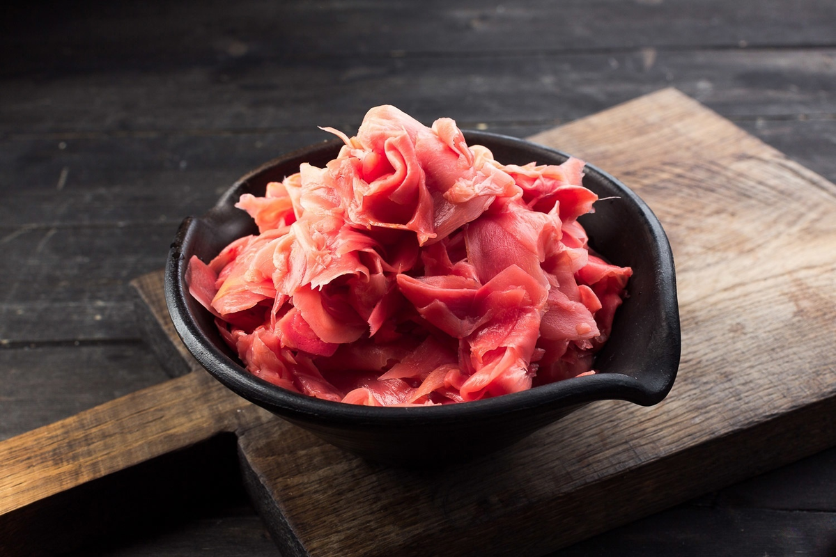 Маринованный имбирь поближе. Светло-розовый, значит - изготовлен из свежих корневищ. Лежалый при обработке не краснеет, его приходится подкрашивать. Иногда это делают с любым имбирём, чтобы получить яркий насыщенный цвет 