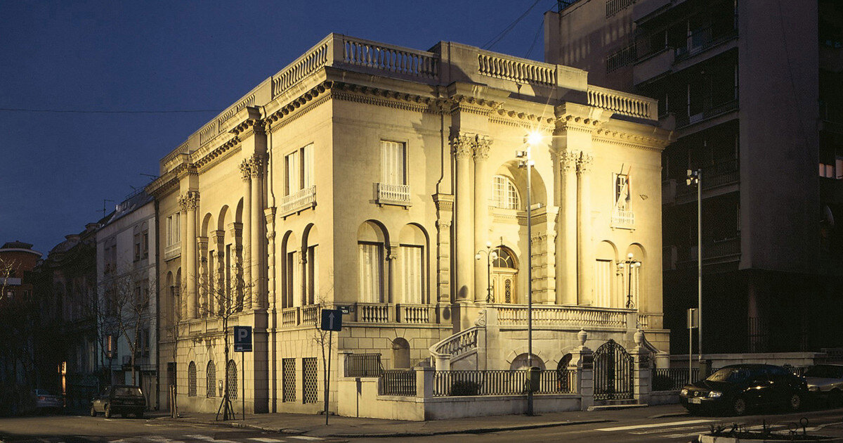 Музей Николы Теслы располагается в двухэтажном особняке на улице Пролетарских бригад в Белграде, построенном ещё в 1927 году по проекту сербского архитектора Дражича Брашована