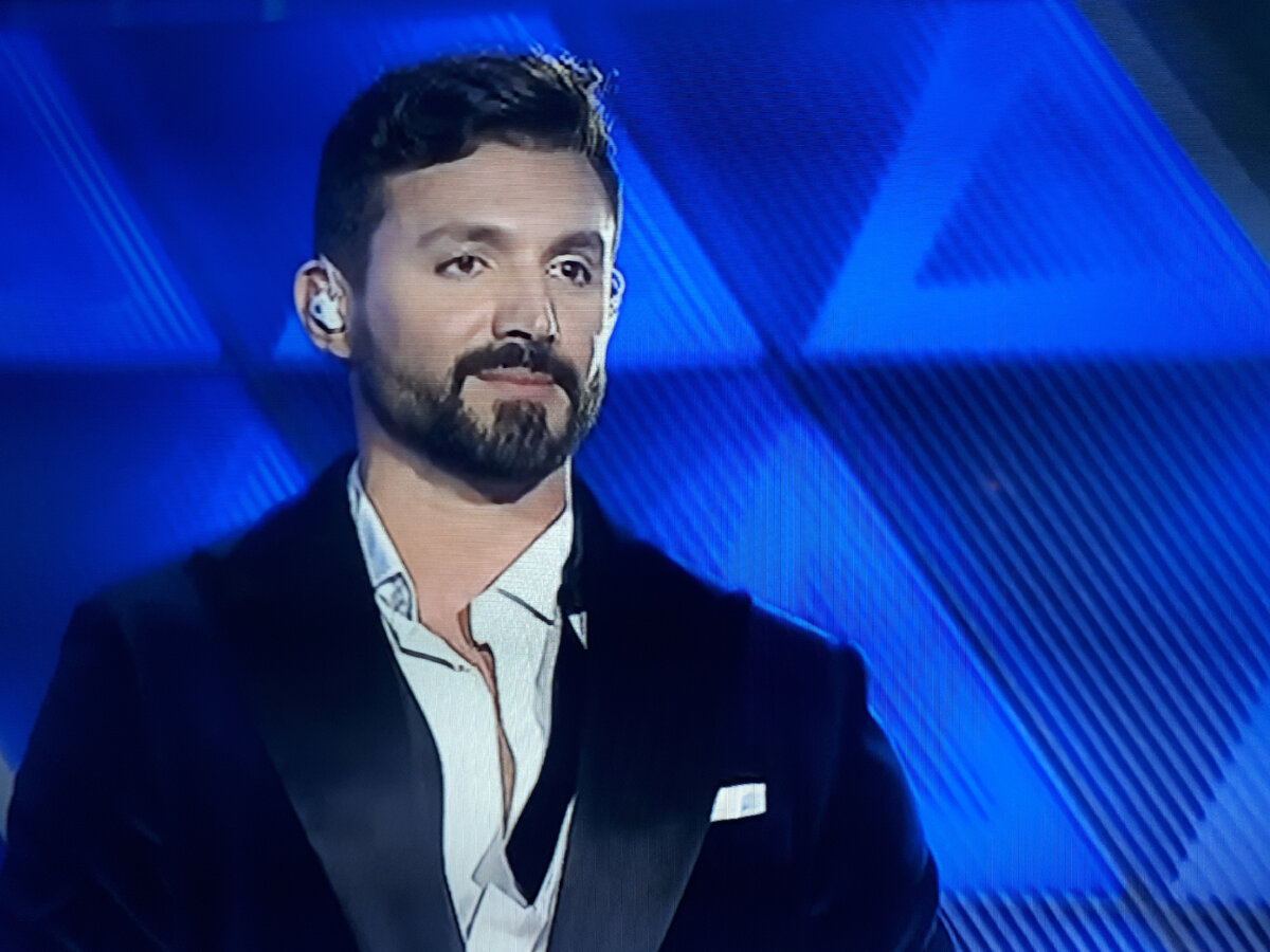 певец закончил петь