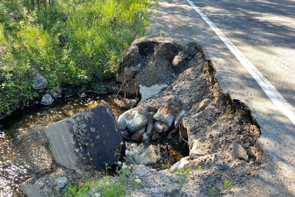     До конца недели пройдут работы по временному восстановлению оголовка трубы и устранению просадки. Фото: Михаил Павлов