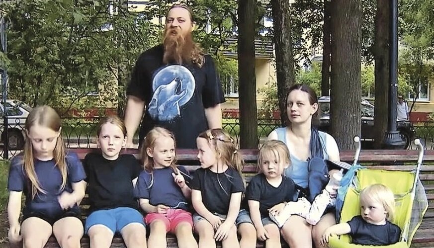 Та самая семья Т. Семеро детей, старшему ребёнку на фото 9 лет, все практически погодки. 
