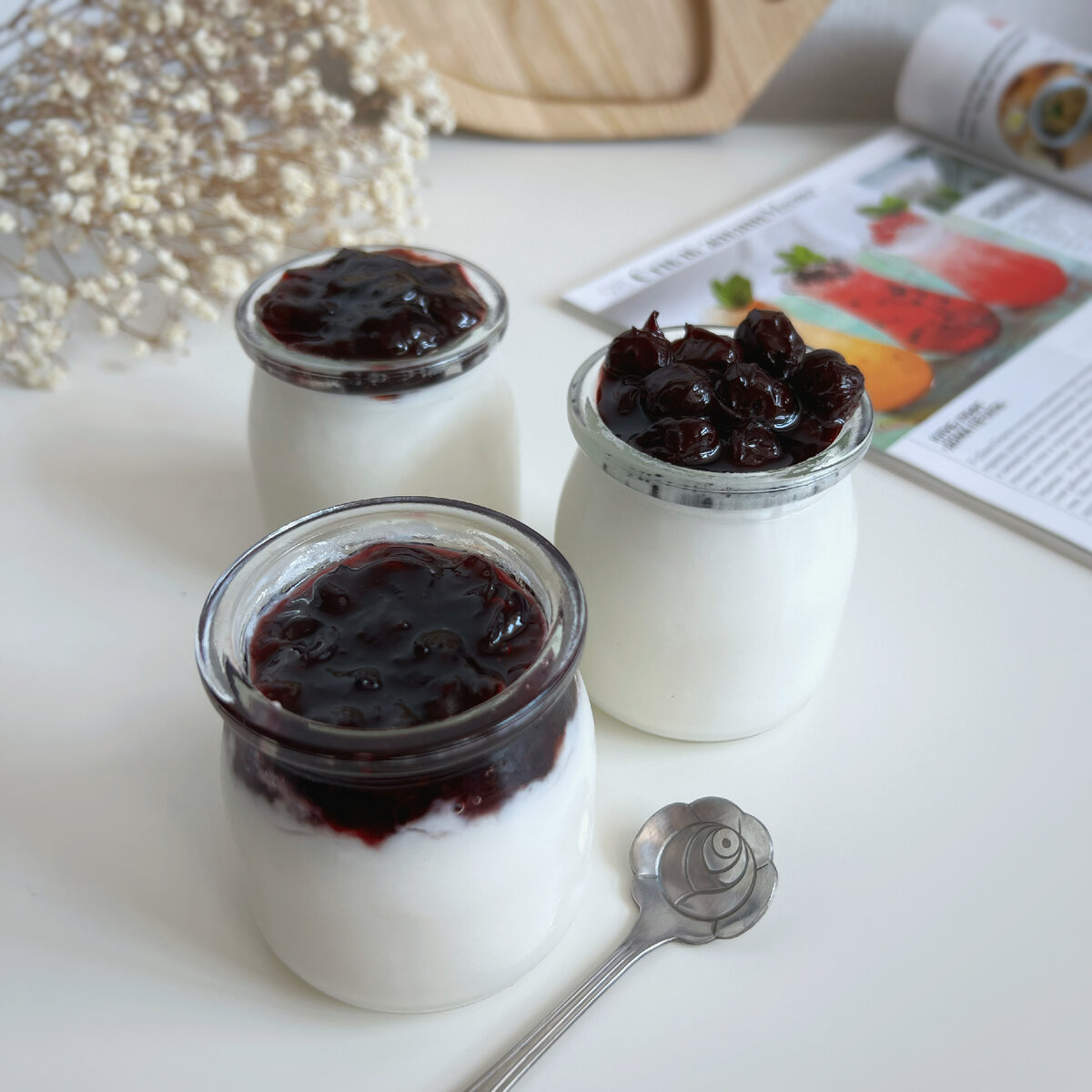 Мы так часто ломаем голову, как же красиво и необычно подать то или иное блюдо, тратим часы на поиск в интернете идей и лайфхаков. Что чаще всего не замечаем, как всё самое нужное, у нас оказывается под рукой, а мы совсем не обращаем на них внимания, с мыслю – Ну это же только для овощей, специй, воды и т.к. 
Но мы решили немного пошалить и сломать систему. 
В нашем ассортименте есть прекрасные емкости для хранения специй в форме бочонков. Хранить в них специи, сушеный укроп или карамельки одно удовольствие. Но за счет своего объема (130 мл) и толстого стекла (выдерживает высокие температуры) эти баночки отлично подходят для подачи десертов. 
          Только посмотрите, как эстетически выглядит подача патакоты в этих маленьких баночках. 
А вот и не сложный рецепт для её приготовления
Ингридиенты:
Сливки — 500 Миллилитров
Сахар — 100-150 Грамм
Ванилин — 1 Щепотка
Желатин — 2 Ст. ложки
Вода — 250 Миллилитров

Рецепт на 6 порций
-  Первым делом желатин залейте холодной водой и отставьте для набухания, примерно на 15-20 мин
- Сливки, сахар и ванилин смешайте в одной ёмкости и доведите до кипения. Залейте сливочной смесью уже набухший желатин.
- Мешайте до растворения желатина, а затем разлейте по формочкам и поставьте в холодильник на 3 часа для застывания.
- Украсьте десерт ягодами, шоколадной крошкой или вареньем. Десерт подавать к столу охлажденным.

Приятного аппетита!
Баночки бочонки можно приобрести на сайте Wildberries по ссылке ниже
https://www.wildberries.ru/catalog/72864335/detail.aspx?targetUrl=EX
