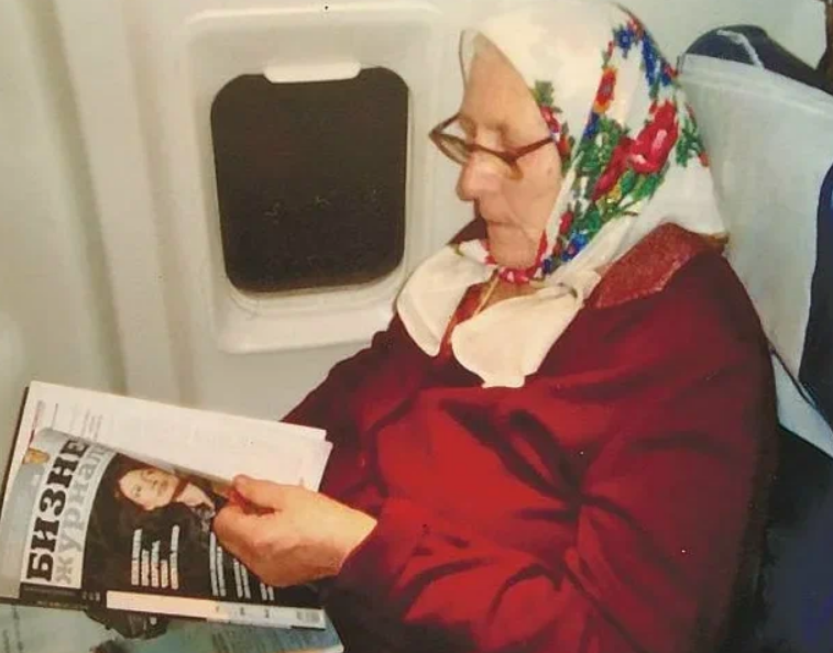 Ребенок на самолете с бабушкой. Бабушка в самолете. Бабуля в самолете. Бабушка в аэропорту. Пенсионеры в самолете.