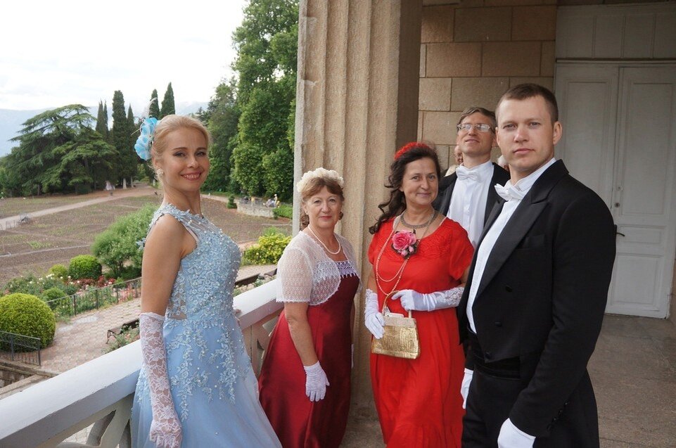     Исторические реконструкторы выглядят очень элегантно и изысканно. Фото: Никитский ботанический сад (НБС-ННЦ РАН)/VK