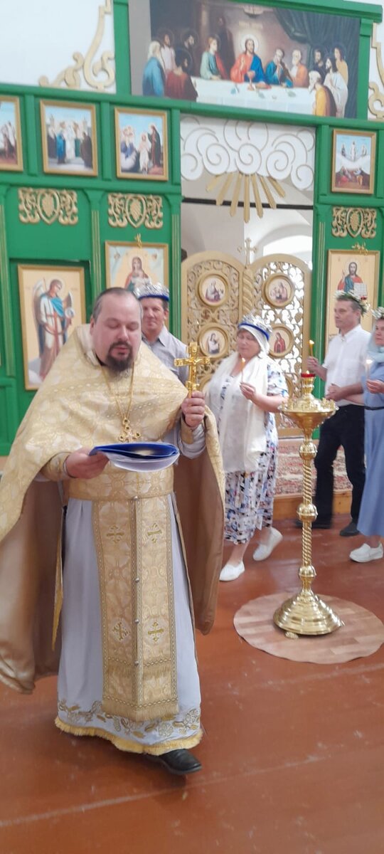 игумен Адриан (Дементьев) осуществляет таинство Венчания новобрачных в Троицке-Георгиевском храме деревни Озерёво