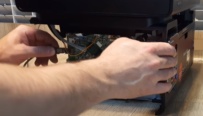 Фото 7. Подключаем к аппарату USB кабель
