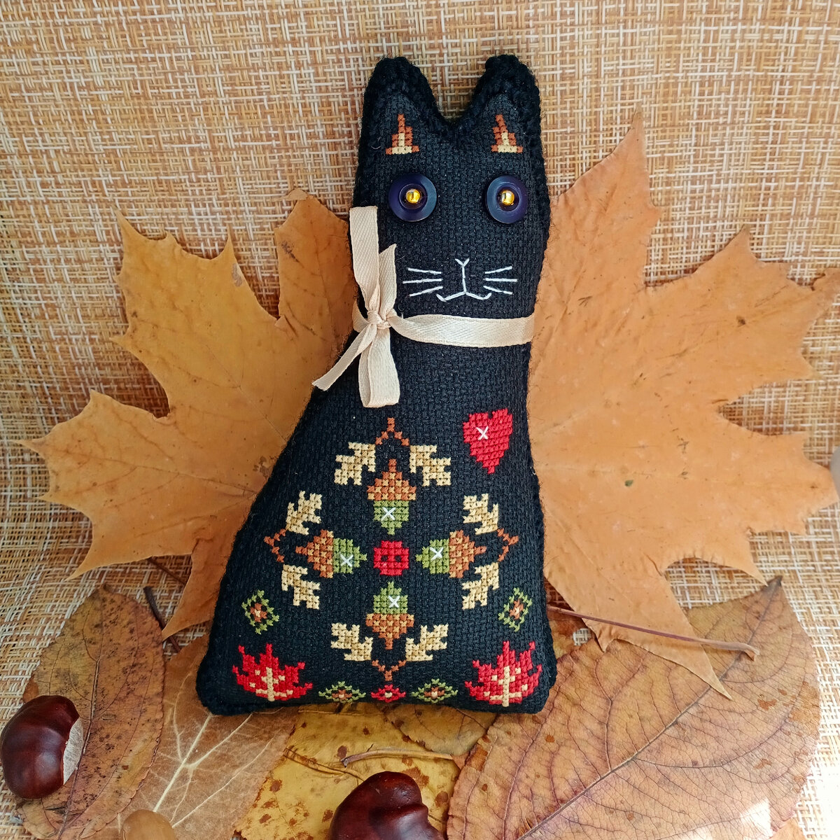 Игрушка-кошка, вышивка по авторской схеме Евдокии Николаевой (Punochka) из журнала Just Cross Stitch за октябрь 2019 г.