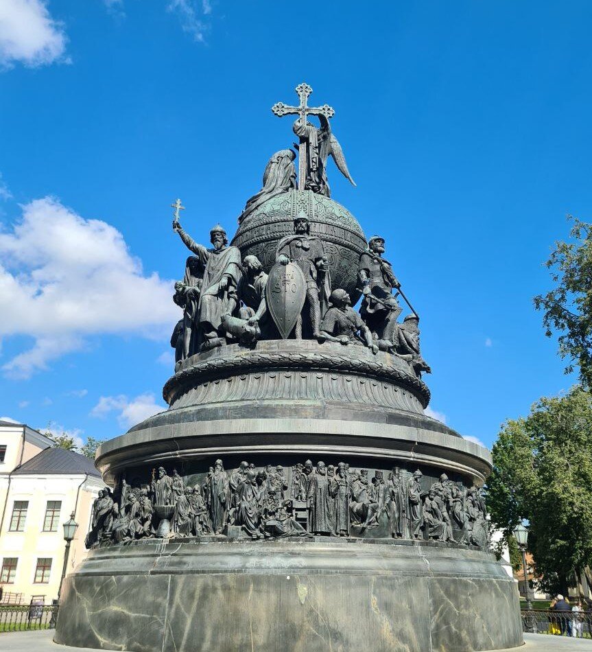 Великий Новгород. Памятник Тысячелетие России.