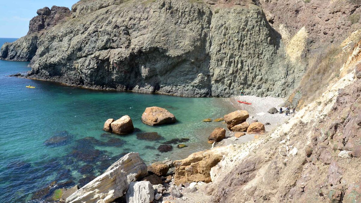    Побережье пляжа каменистое, с легким заходом в воду.Фото: Александр ЮРОВСКИЙ, commons.wikimedia.org