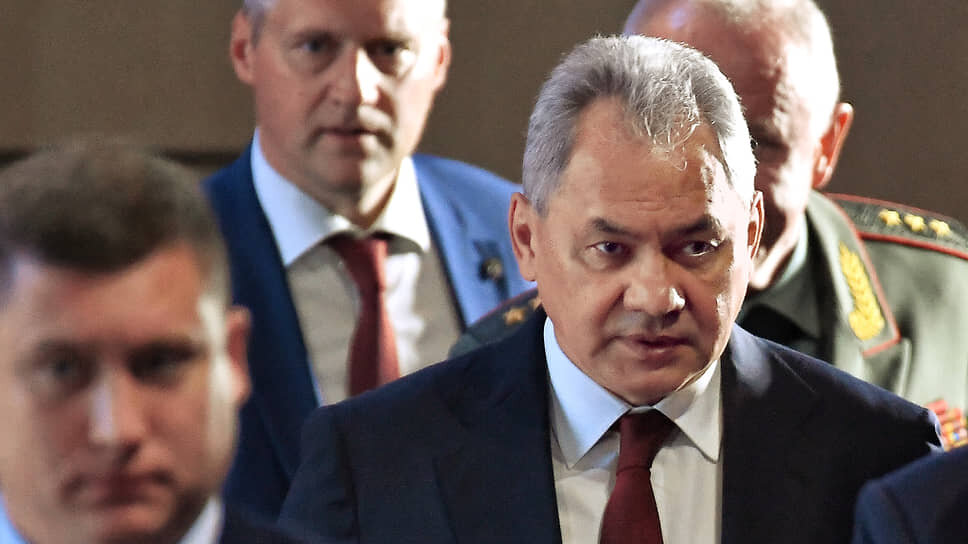 Фото: Иван Водопьянов / Коммерсантъ📷Сергей Шойгу (в центре)