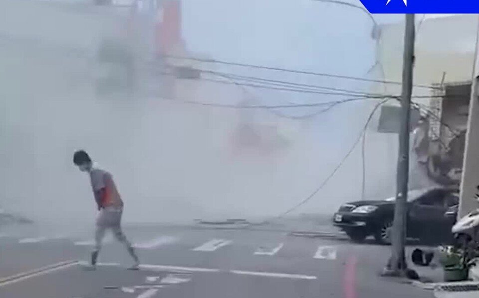     Местами оборвались линии электропередачи  Кадр видео