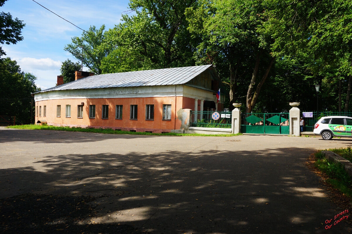 Южный овальный флигель