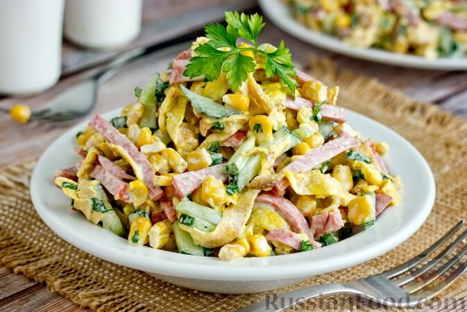 салат с блинчиками. салат с яичными блинчиками и ветчиной и кукурузой. салат с яичными блинчиками. салат с омлетными блинчиками и колбасой. салат с яичными блинчиками и колбасой и корейской.