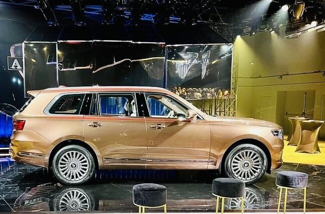  Aurus Komendant, хочется добавить - Кремля. Коммендант построен на единой модульной платформе (ЕМП), что и седан Senat и минивэн Arsenal.