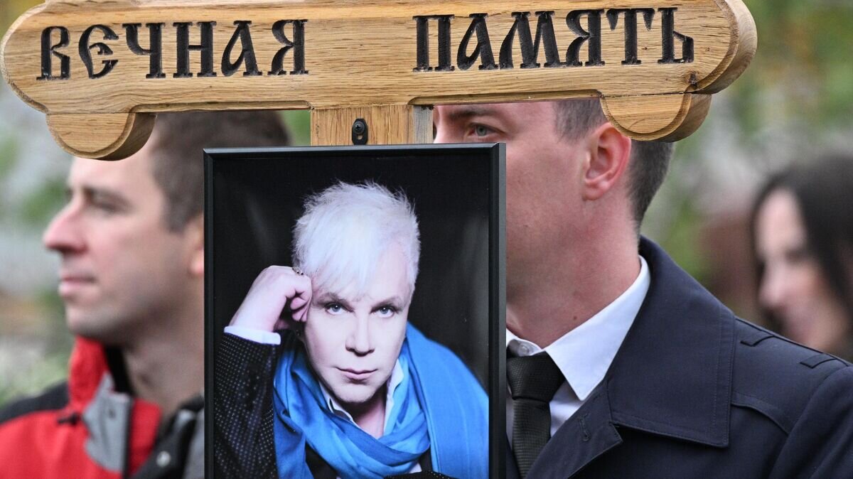    Крест и портрет артиста Бориса Моисеева на церемонии захоронения на Троекуровском кладбище© РИА Новости / Рамиль Ситдиков
