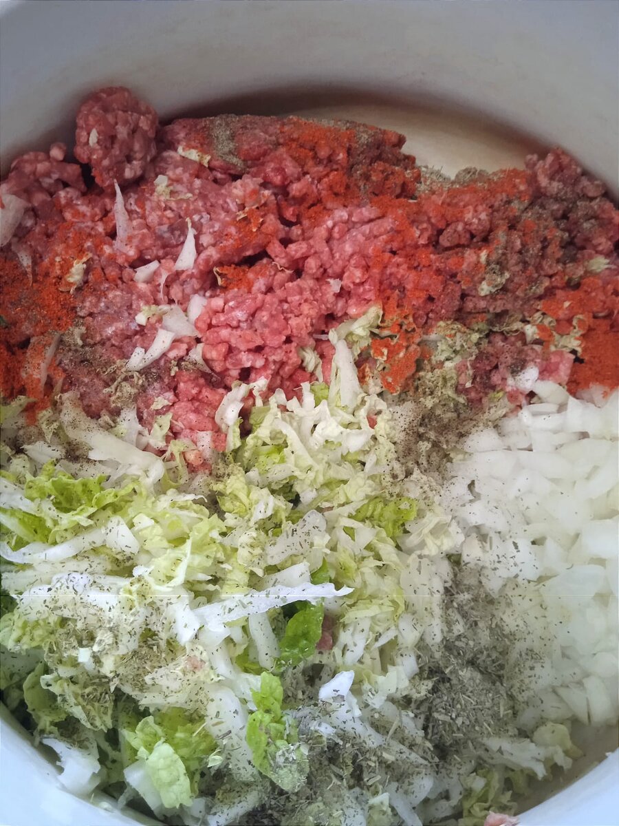 Готовится начинка для перчиков: мясной фарш, пекинская капуста, лук и специи. Сейчас всё хорошо и тщательно перемешаю.  