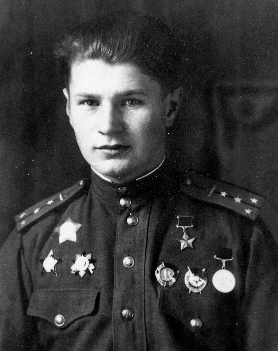 Герой Советского Союза заместитель командира танкового батальона капитан Владимир  Бочковский в 1944 году