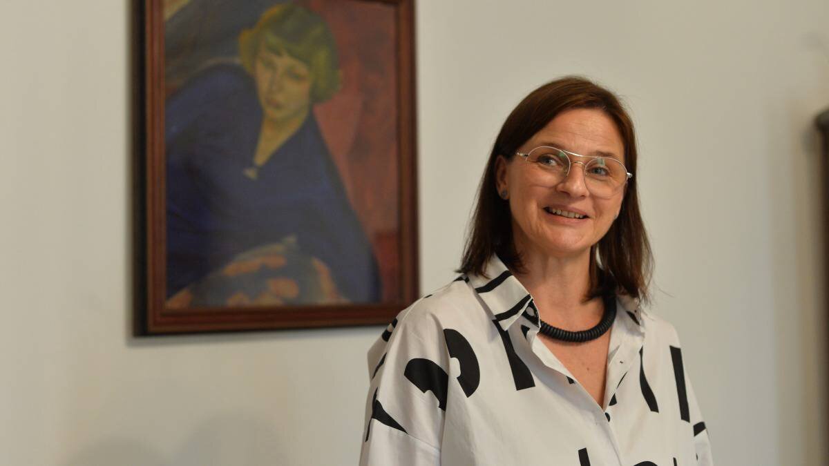    Директор Дома-музея Марины Цветаевой Юлия Чурсина показала портрет Цветаевой, который теперь украшает детскую комнату мемориальной квартиры / Фото: Александр Кочубей / Вечерняя Москва