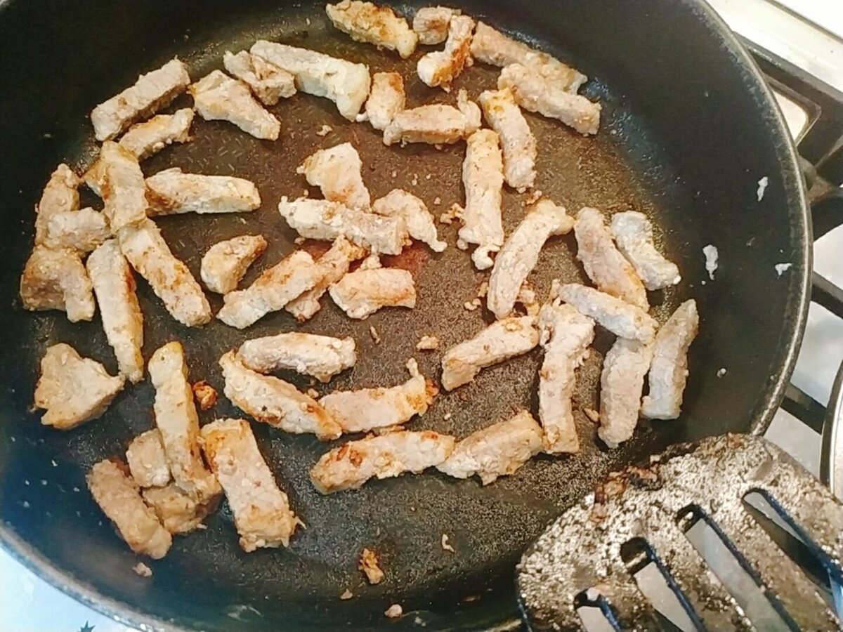 Жареная свинина кусочками с луком на сковороде