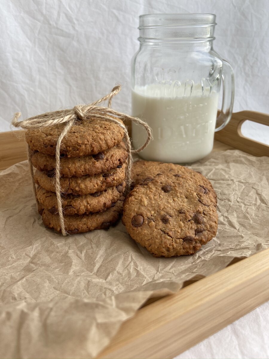 ОВСЯНОЕ ПЕЧЕНЬЕ С ШОКОЛАДНЫМИ ДРОПСАМИ 🍪🥛
 
Вкусное, рассыпчатое печенье с тонким вкусом и ароматом корицы с шоколадом. Отлично подойдут для перекуса в первой половине дня😋

Для приготовления понадобится: 

🔹100 гр геркулеса ( смолоть в муку) 
🔹60 гр рисовой муки
🔹25 гр сливочного масла
🔹25 гр мёда 
🔹 1 яйцо 
🔹1/2 ч. л разрыхлителя
🔹 корица и имбирь по 1/2 ч.л
🔹 30 гр шоколада 

📌 В чаше смешиваем все сухие ингредиенты.
📌 Сливочное масло растапливаем в микроволновке и добавляем мёд. 
📌 Яйцо взбиваем миксером с щепоткой соли до образования пены. Добавляем масляно - медовую смесь и перемешиваем.
📌 Соединяем все ингредиенты и тщательно вымешиваем тесто. 
📌 Формируем печенье и выкладываем его на пергамент. Выпекаем в разогретой духовке до 180С 15 минут. 

У меня получилось 9 печенек🍪. Советую делать сразу несколько порций т.к закончатся почти сражу😉

КБЖУ 1 печеньки: 113/3/4/15
КБЖУ на 100 гр : 416/10/16/54
