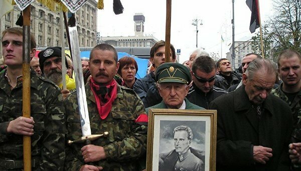 Помимо боевиков УНА-УНСО* на Крещатик пришли и вояки УПА. Был и там и Юрий Шухевич, потомок того самого Романа Шухевича (на фото справа)