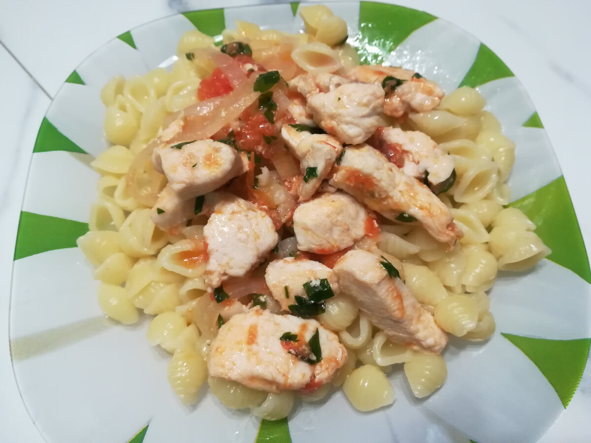 Куриная грудка с помидорами и макароны