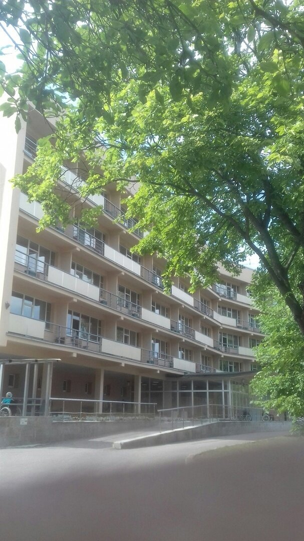 Хочется вспомнить те времена, когда я проживала в доме-интернате для инвалидов престарелых. Отдала я этому месту 21 год своей жизни о чём в душе сожалею так, как не думала и даже не догадалась встать на очередь получения жилья.
Пережитого было много. Случалось всякое и весёлое, и грустное. Отношение администрации не могу сказать, что уважительное к проживающим, тем более сейчас, что там происходит. Мы можно сказать во время с подругой оттуда уехали, в самую первую волну начинающейся короны (ковид-19).
Насмотревшись на многое со стороны и врагу такого не пожелаешь. Сейчас при нынешнем директоре там жесть. Кругом камеры на каждом этаже со всех сторон, будто бы живёшь в каком-то реалити-шоу.
Каждую неделю обходы по комнатам, где тебе могут сделать замечание например, что на подоконник ничего нельзя класть или ставить кроме цветов. Режим с 14.00-16.00 нельзя в это время выйти в холл, посидеть и посмотреть телевизор, не говоря уже чтобы просто вообще выйти. Раньше при мне если уехать в гости можно было с продолжительностью до 3-х месяцев, написал заявление, куда, к кому и на какой период, то сейчас не больше 2-3 недель и пенсию в полном размере не возвращают.
И так её на руки получают всего 25%, а остальные 75% забирают на интернат типа, койка, питание, постельное бельё, обслуживание.
Питание слава Богу ,наш друг проживающий там инвалид 1 гр, на коляске, говорит стало лучше. Медицины нет, всё надо выбить, добиваться самим иначе никому до тебя дела совсем там нет.
Самые смелые, как я была с подругой пишут жалобы в разные инстанции на администрацию, но увы ничего не меняется, такое чувство, что у директора там везде и всюду связи.
Я туда поступила в 1999 году и за 21 год было порой страшно, когда тюремщик сидевший за убийство жены , напивался и с ножом кидался, кто ему попадётся, одному мужчине не повезло, в реанимации скончался, а этого осудили, посадили не смотря на то,, что был он на коляске без ног, но позже сало известно, что он в тюрьме повесился.
Меня в первый день подселили в комнату и там, как оказалось проживала пожилая тюремщица, она из комнаты меня не выпускала, сказала мне сразу, что пенсию я ей должна буду отдавать и делать то, что она мне скажет. Было реально страшно я ночами не спала.
Спустя неделю-две меня переселили в другую комнату, но там была женщина любительница выпить и пыталась меня к этому делу приучить, я не велась и не слушала, она орала, материлась и обижалась на меня, что я ей не составляла компанию.
Поступали хорошие из дома люди по вине родных, которым надоело ухаживать за мамой, папой, бабушкой или дедушкой, Вот такие дети оформляли своих родителей в такой интернат, а потом приезжали только с интересом чтобы переписать квартиру на себя и после не приезжали больше. Были конечно и такие которым просто приходилось определять родных в такой интернат по причинам, что правда нет возможности уделять должного ухода, но приезжали навещать, погулять, пообщаться.
Вообщем я от себя могу так сказать, друзья, кому важны родные никогда не отдавайте их в подобные места. Поверьте там не так сладко, как пишут на сайтах, кому-то не спорю нравится конечно, но таких людей мало.
Решать вам и только вам, я от себя только дала совет, а вы поступайте так, как считаете нужным и подсказывает сердце. Всем большое спасибо за внимание.