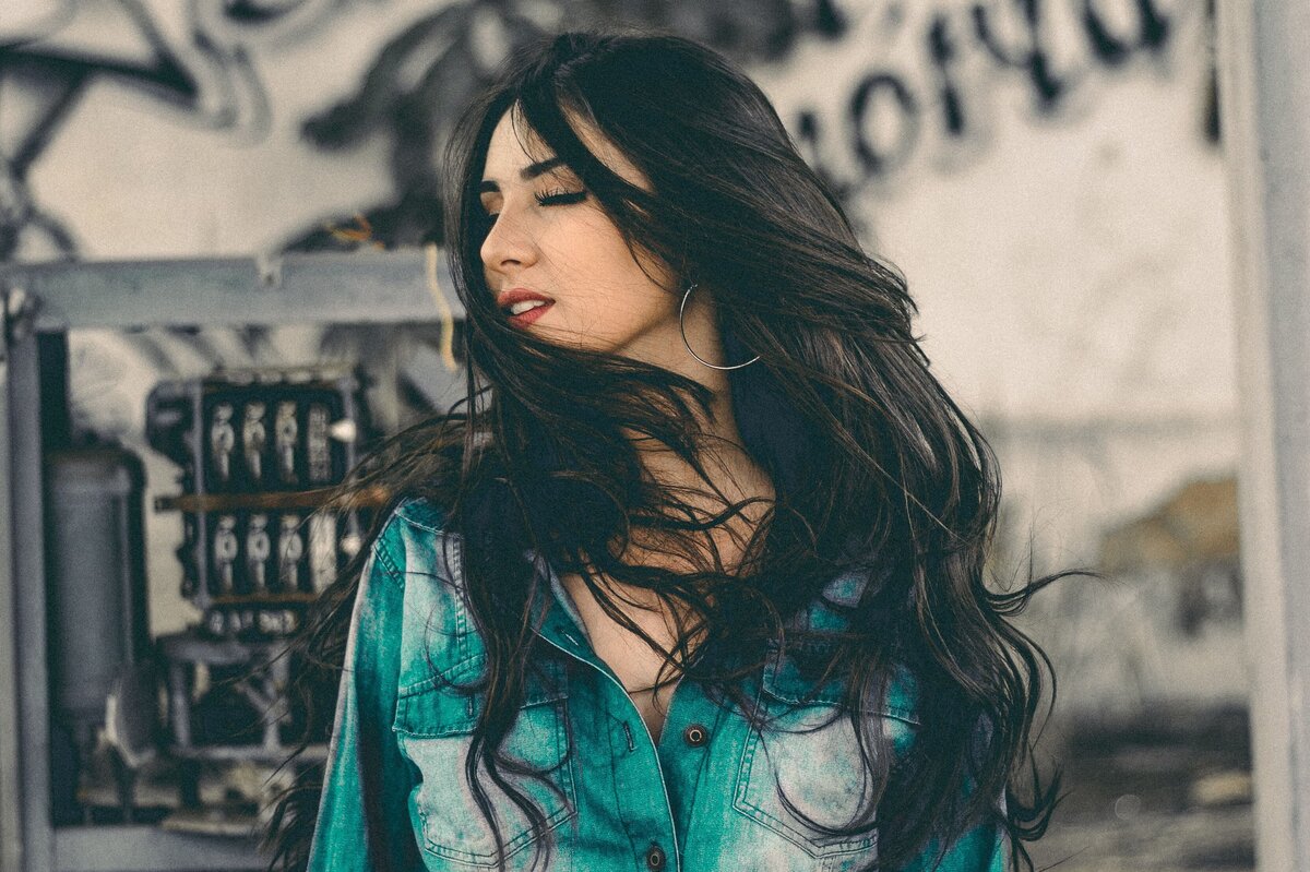     Ополаскивай водой и забудь про укладку муссом: 5 главных секретов ухода за окрашенными волосами