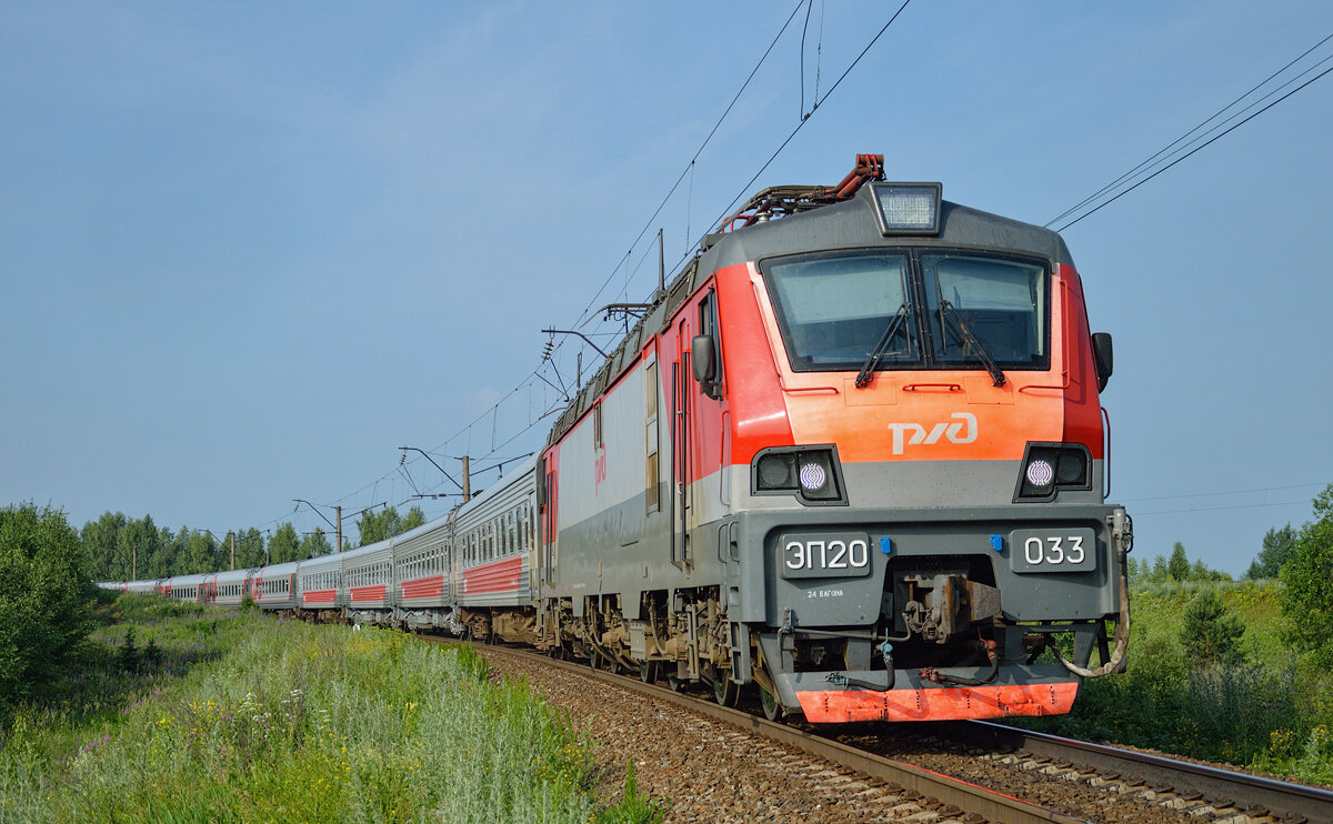 Электровоз ЭП20-033 с пассажирским поездом №32 "Вятка" Москва - Киров. Кировская область, перегон Котельнич-II - Котельнич-I, 28.06.2015