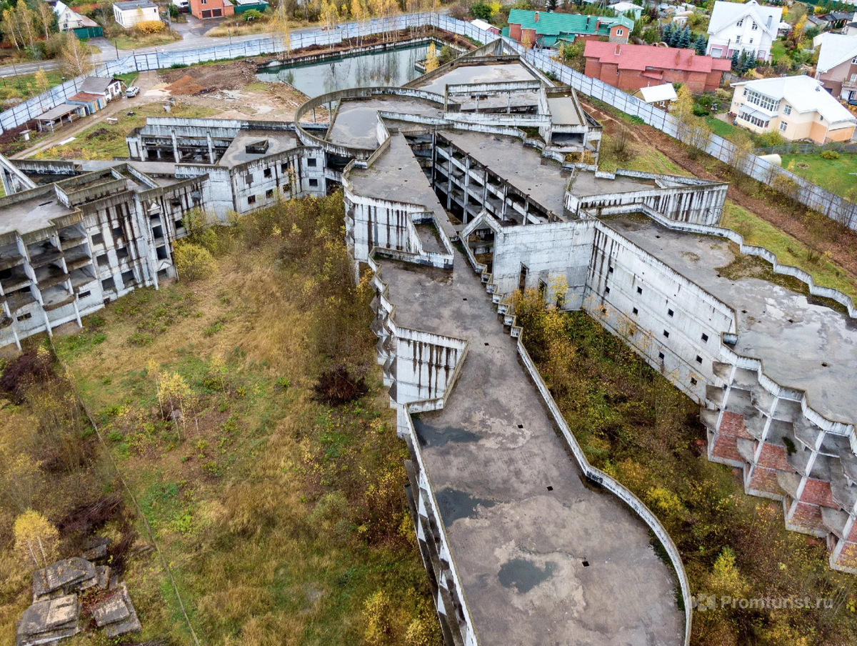 Фантастический недострой из девяностых рядом с Москвой. Стоимость участка 122 миллиона рублей 😱👾🏚