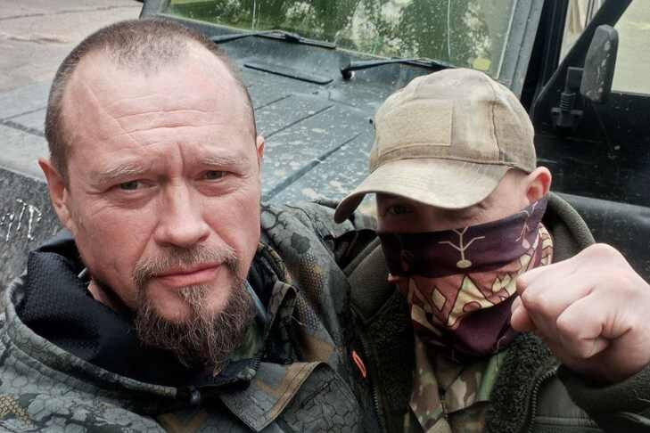    Алексей Агриколянский (слева) добрался из Новосибирска до передовой на территории ЛНР