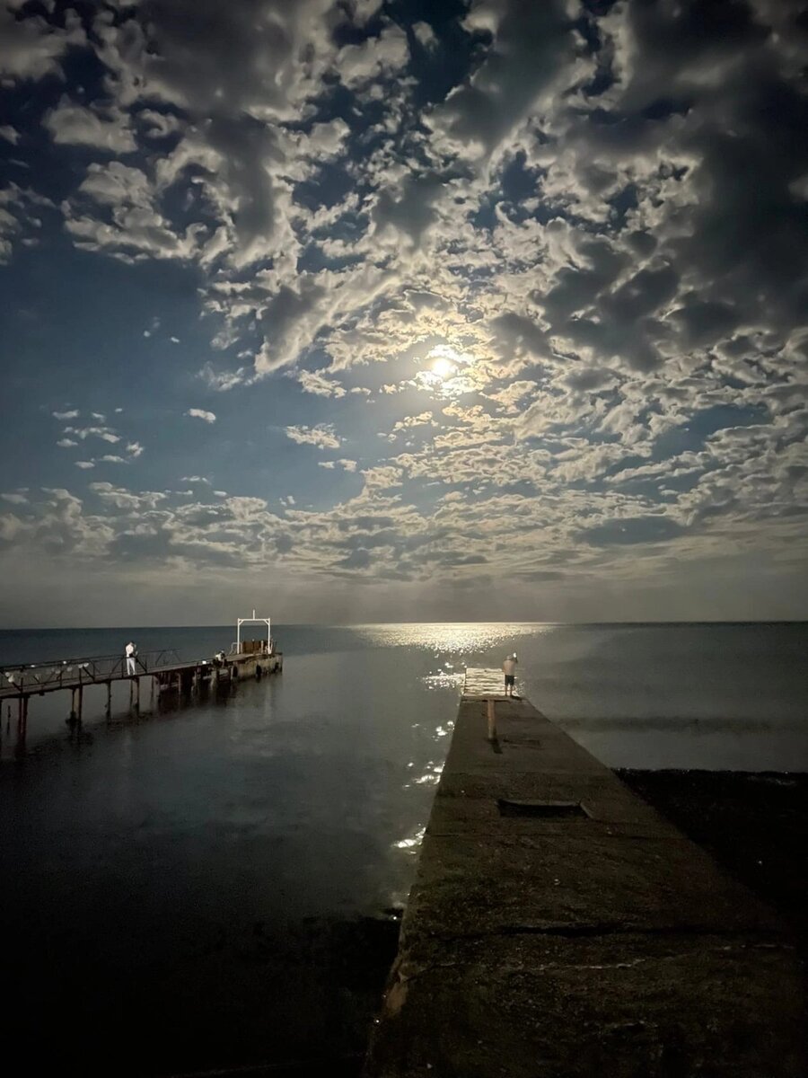 Закат на Черном море. Российское побережье тоже не забывали...