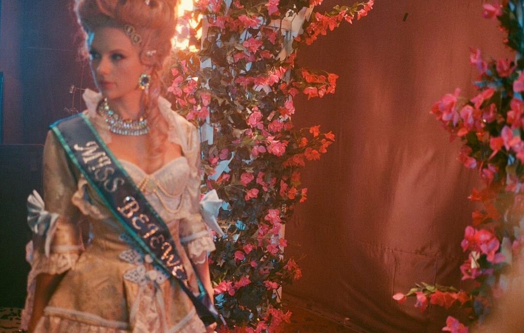     Тейлор Свифт во время съемок клипа Bejeweled