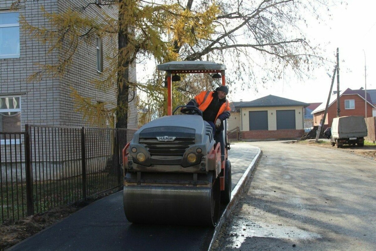     На улице Загородной в Ленинском районе Ижевска появился новый асфальт. Остальные дорожные работы там планируют завершить до конца октября. Об этом сообщила пресс-служба администрации города.