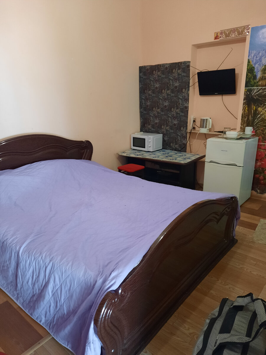 Большая кровать, холодильник, чайник, микроволновка были в моём номере