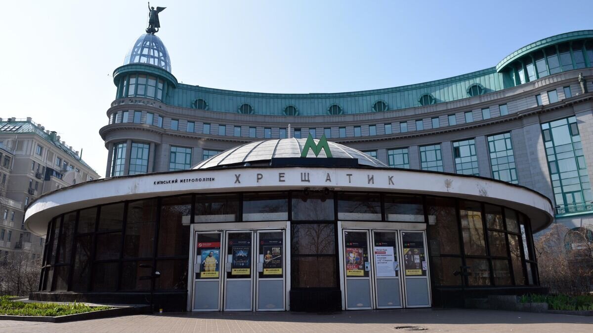    Закрытые двери в вестибюле станции "Крещатик" киевского метрополитена© РИА Новости / Стрингер