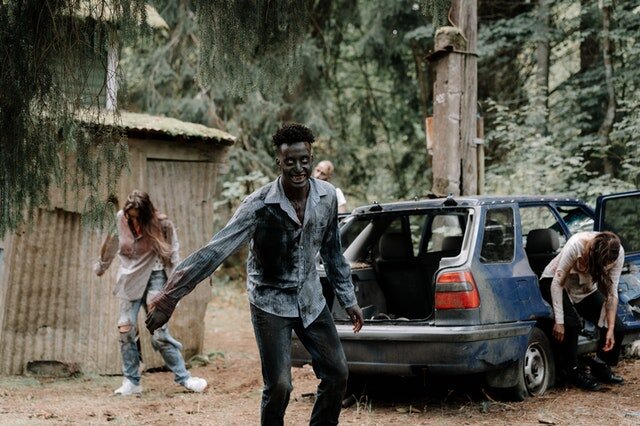    Как выжить в зомби апокалипсисе? Один из советов — создание убежища в супермаркете. Так вы надолго обеспечите себя пропитанием и другими важными для выживания вещами. Например, лекарствами и теплой одеждой.Фото автора cottonbro: Pexels