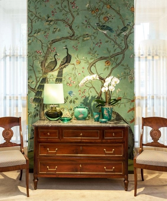 В гостиной роспись присутствует не на всей стене, а лишь на её части