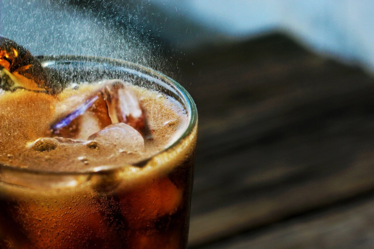Фото взято с ресурса: https://pixabay.com/ по ссылке: https://pixabay.com/tr/photos/me%c5%9frubat-soda-buz-bardak-so%c4%9fuk-4280835/