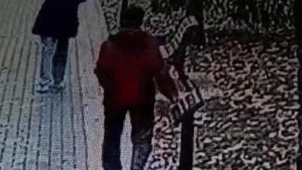    Мужчина царапает табличку:instagram.com/sakura_777