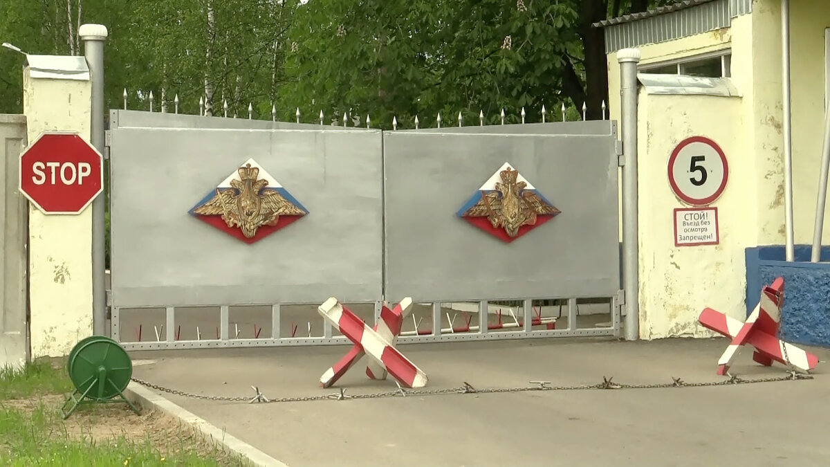 ... Миша верил, что за воротами части его ждало счастливое и светлое будущее... Фото в свободном доступе