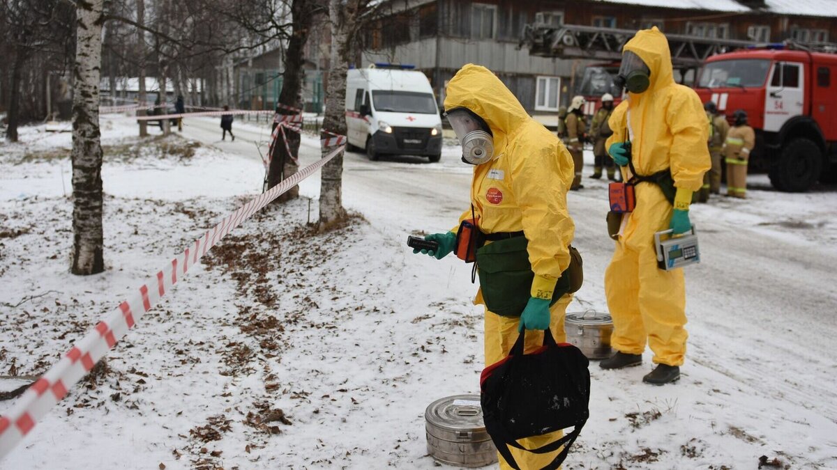     Экстренные службы тренировались, что делать, если в дом попадет ракета.
