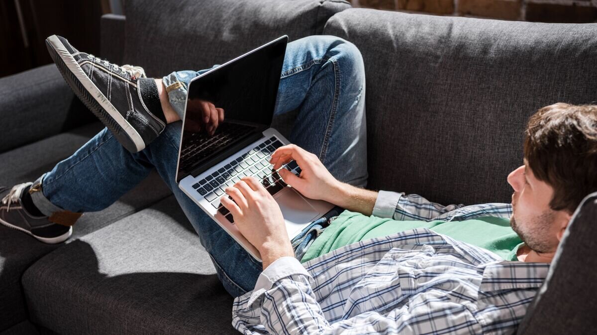    Молодой человек с компьютером© Depositphotos.com / Taras Malyarevich