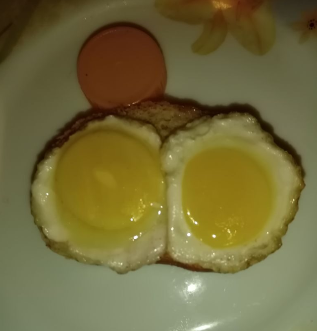Карликовая яичница готова. Крышечка от бутылки с маслом для масштаба.